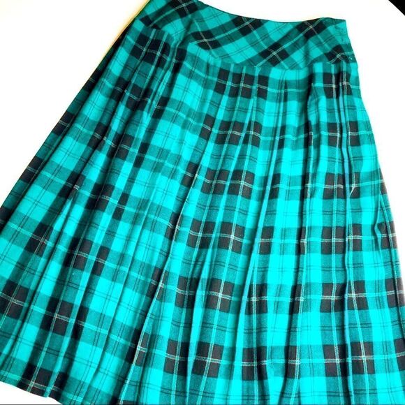 RUSS Plaid Pleated Skirt, Green Black - Picture 3 of 14